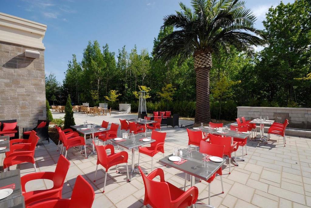 Imperia Hotel Et Suites Terrebonne Bagian luar foto